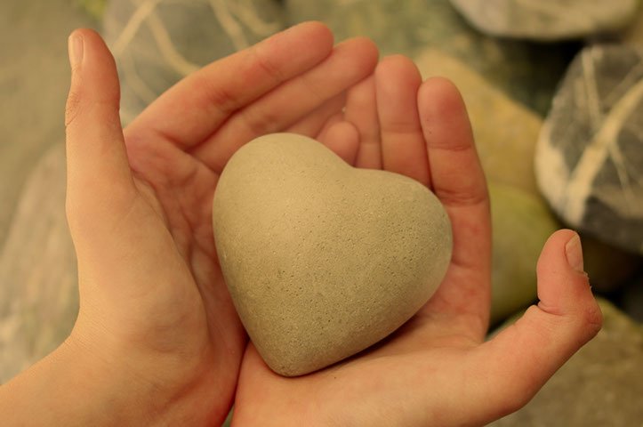 handsrock2 heart stone
